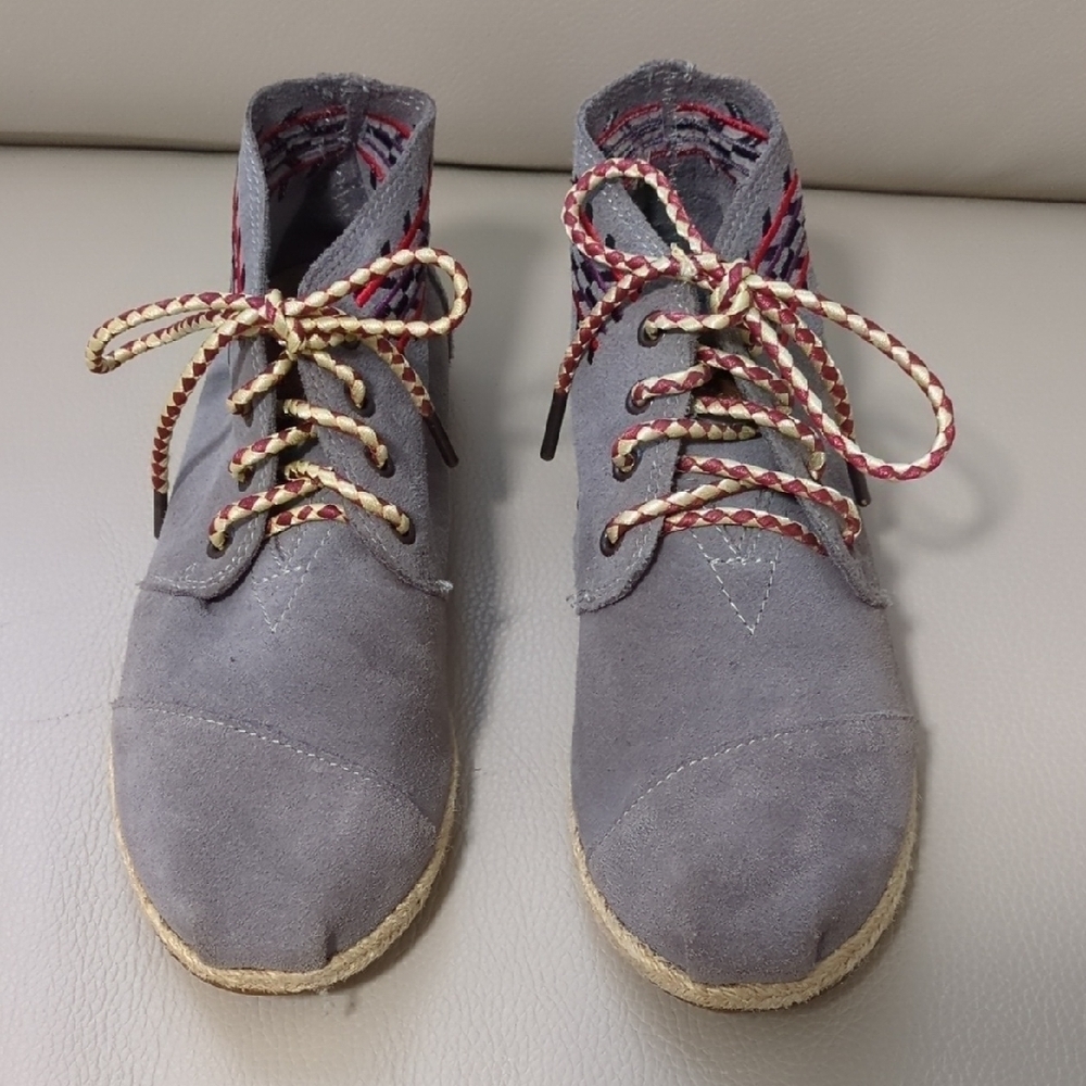 Toms Women's Gray Suede Ankle Boots with Colorful Laces, Size 7.5, EUC